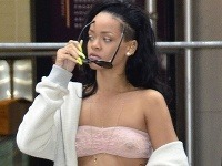 Rihanna pútala pozornosť presvitajúcimi vnadami za bieleho dňa.