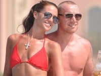 Danielle Lloyd so zmenšenými prsiami v náručí manžela Jamieho O'Haru. Danielle Lloyd so zmenšenými prsiami v náručí manžela Jamieho O'Haru.
