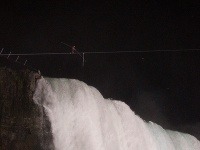 Akrobat prešiel po lane ponad Niagarské vodopády
