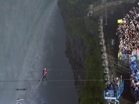 Akrobat prešiel po lane ponad Niagarské vodopády