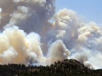 Hasiči bojujú s najničivejším požiarom v histórii Colorada