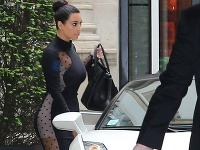 Kim Kardashian pod priehľadnými šatami ukázala aj to, čo malo ostať skryté.