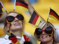 Atmosféra počas zápasu Dánska s Nemeckom priviedla fanúšičky k zaujímavému povzbudzovaniu.