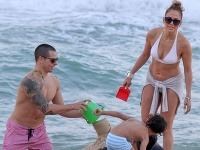 Jennifer Lopez na pláži s milencom a synom Maxom.