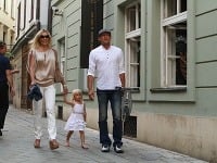 Monika Haklová prišla na otvorenie podniku so snúbencom Martinom Kollárom a najmladšou dcérou Charlotte.