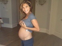 Manželka Robbieho Williamsa vystavila tehotenské bruško. Ayda je stále neuveriteľne štíhla.