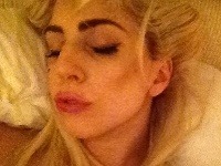 Lady Gaga sa ukladala na spánok nalíčená a s nafúknutými perami.