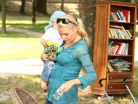 Aneta Parišková so synom Gabrielom a viditeľným tehotenským bruškom. 