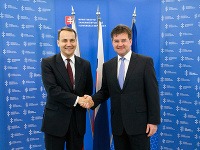 Miroslav Lajčák a šéf poľskej diplomacie Radoslaw Sikorski počas jeho prijatia ministrom Miroslav Lajčák a šéf poľskej diplomacie Radoslaw Sikorski počas jeho prijatia ministrom
