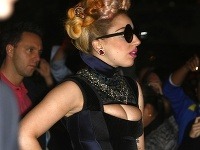 Lady Gaga v príliš úzkych šatách pôsobila pribratejším dojmom.