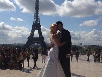 Erika Barkolová sa zvečnila vo svadobných šatách v Paríži. Záber okomentovala slovami: "Práve zosobášení".