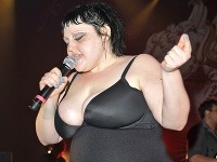 Beth Ditto bez ostychu pretŕčala svoje obliny aj pomarančovú kožu.