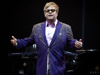 Britský hudobník Elton John počas koncertu v Bratislave