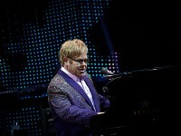 Britský hudobník Elton John počas koncertu v Bratislave