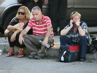 Turisti bezradne sedia na parkovisku pred letiskom v Burgase