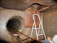 Týmto tunelom prechádzal motorový vláčik plný cigariet Týmto tunelom prechádzal motorový vláčik plný cigariet