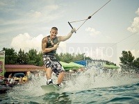 Keď zahrajú skladbu Baywatch, tak sa barmani utrhnú z reťaze