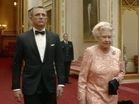 Kráľovná Alžbeta a jej osobný sluha agent 007
