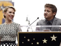 Jeremy Renner a Scarlett Johansson