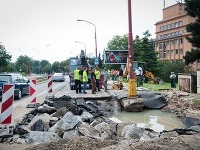 V utorok pri bratislavskom PKO v skorých ranných hodinách prasklo potrubie oproti Výskumnému ústavu vodného hospodárstva.