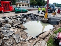 V utorok pri bratislavskom PKO v skorých ranných hodinách prasklo potrubie oproti Výskumnému ústavu vodného hospodárstva.