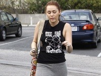 Miley Cyrus na ceste do fitnescentra pred desiatimi mesiacmi