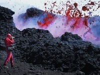 Fotograf zachytil mohotnú erupciu Etny v roku 2002.