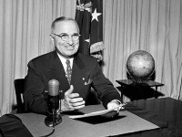 Americký prezident Harry Truman počas vysielania, v ktorom deklaroval oficiálnu kapituláciu Japonska