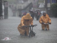 Prudké lejaky a následné záplavy ochromili hlavné mesto Manila