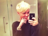 Miley Cyrus prekvapila radikálnou zmenou účesu.