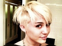 Miley Cyrus prekvapila radikálnou zmenou účesu.