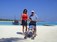 Michal David s manželkou a vnukom na Maledivách