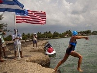 Diana Nyadová sa pokúša plávaním zdolať vzdialenosť medzi USA a Kubou