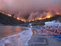 Európa v plameňoch: Ohrozené letoviská, kolabuje doprava a evakuácia!