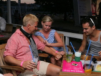Zľava: Nikita Slovák, Zuzana Haasová a Jakub Petraník sedeli spolu pri stole. 