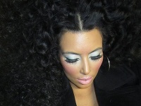 Kim Kardashian ako vyumelkovaná bábika Barbie.