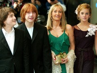 Zľava: Daniel Radcliffe, Rupert Grint, J.K. Rowlingová a Emma Watsonová