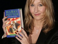 J.K. Rowling pózuje so svojou knihou.