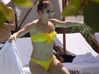 Jennifer Lopez si v minimalistickom modeli bikín skočila do bazéna.
