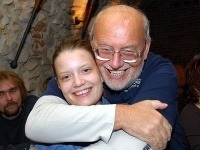 Český spevák prekvapuje: Na koncerte sa ožení s o 36 rokov mladšou partnerkou!