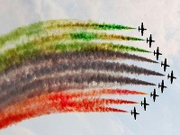 Talianska akrobatická formácia Frecce tricolori počas svojej akrobatickej šou