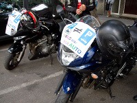Motorkári dnes obsadili parkovacie miesta v centre, akciou Poslušný motorkár chcú motocyklisti upozorniť na problémy s parkovaním a rozdávaním papúč, s ktorými sa v Bratislave stretávajú.
