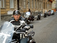 Motorkári dnes obsadili parkovacie miesta v centre, akciou Poslušný motorkár chcú motocyklisti upozorniť na problémy s parkovaním a rozdávaním papúč, s ktorými sa v Bratislave stretávajú.