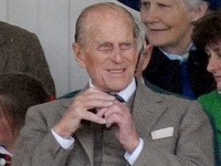 Princ Philip si pod kiltom neustrážil intímne partie.