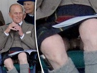 Princ Philip si pred pár rokmi vyrobil škandál, keď fotografom ukázal prirodzenie. 