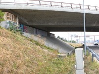 Pod bratislavským mostom sa týči bezdomovecký prístrešok