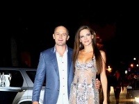 Andrea Verešová dorazila s manželom Danielom Volopichom. Obliekla si šaty z dielne Alexandra McQueena. 
