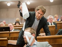 Parlament začal incidentom: Matovič hodil na Poliačika injekčné striekačky!