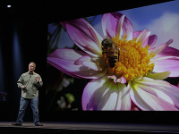 Phil Schiller predstavuje nový iPhone 5.