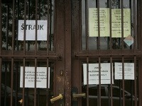 Stredná škola strojnícka na Fajnorovom nábreží v Bratislave zostala pre štrajk zavretá.